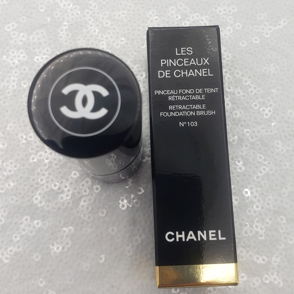 Chanel Retractable Foundation Brush Angled Brush - Picture 5 of 7